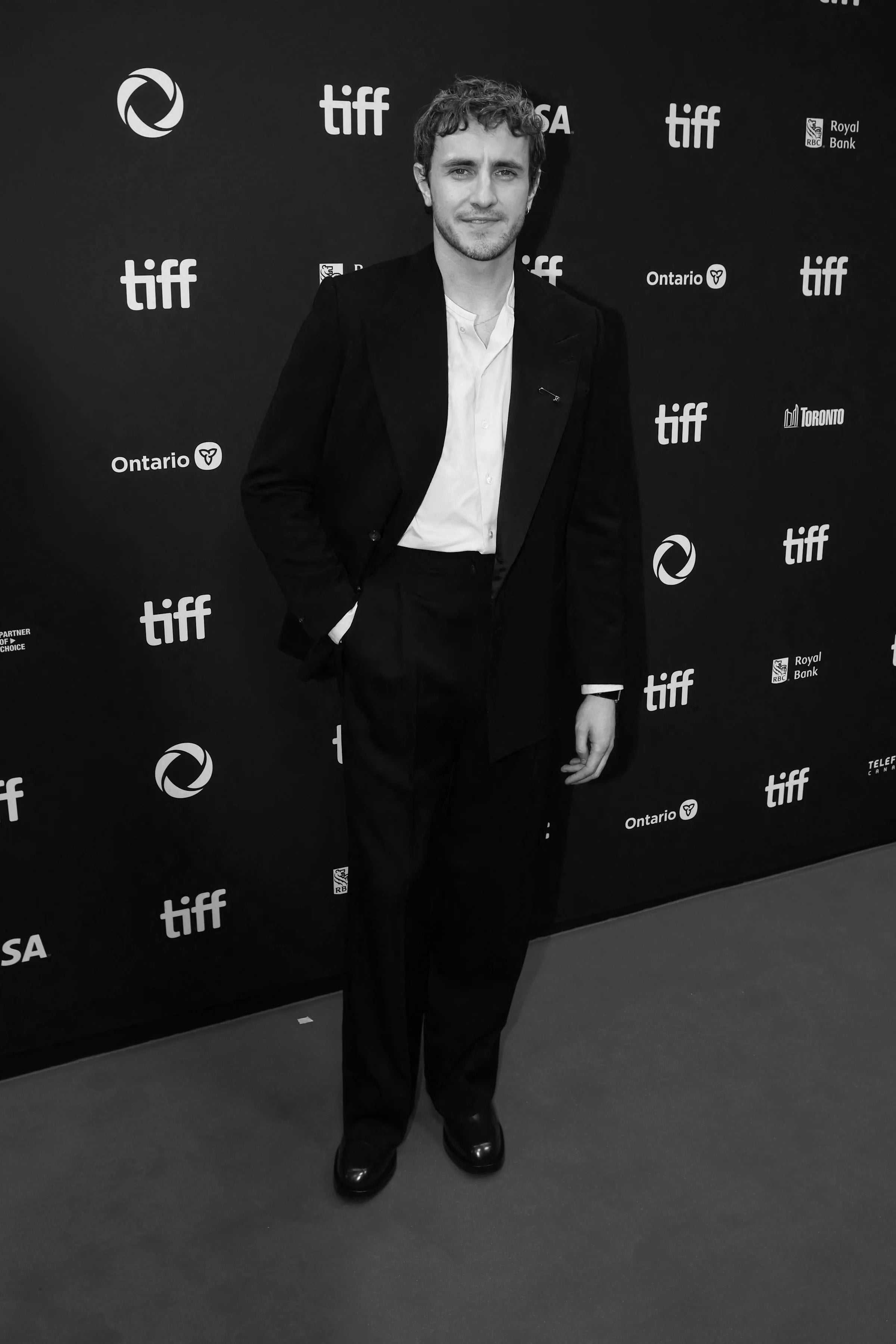 Paul Mescal wears Casely-Hayford Hector suit for the red-carpet. 