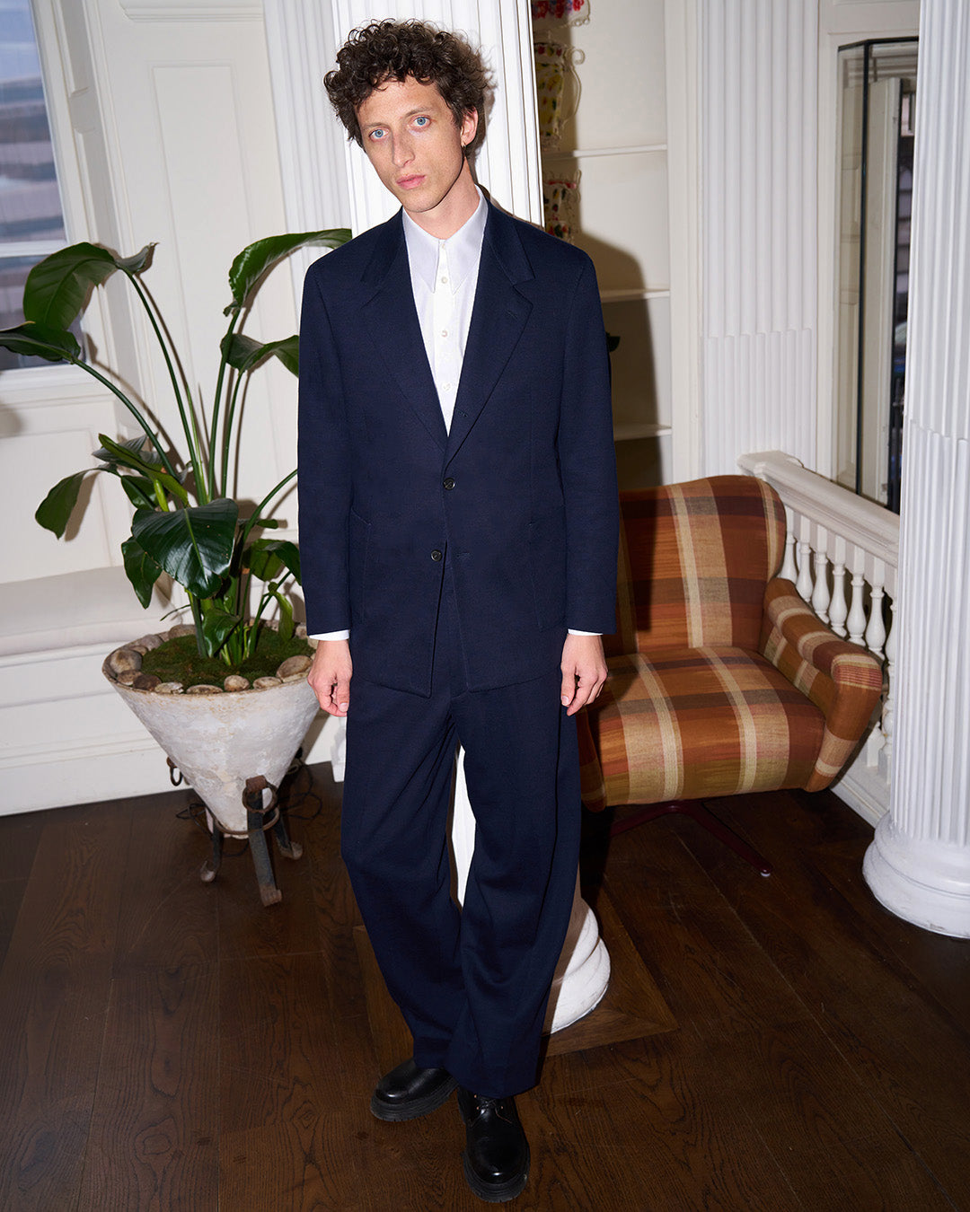 Model wear Casely-Hayford relaxed suit in Navy. 