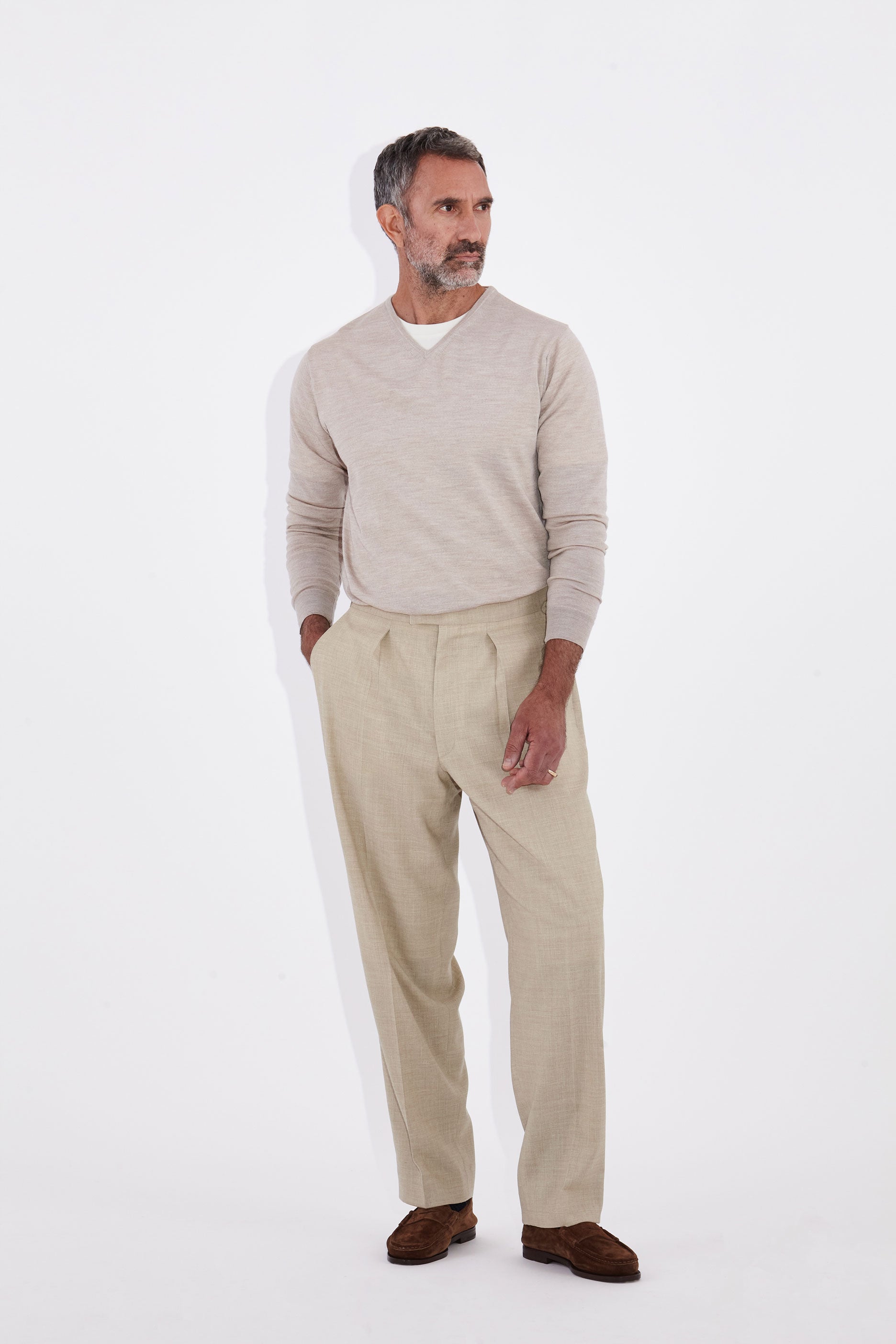 Model wear Casely-Hayford Jason V-neck jumper in beige wool. 