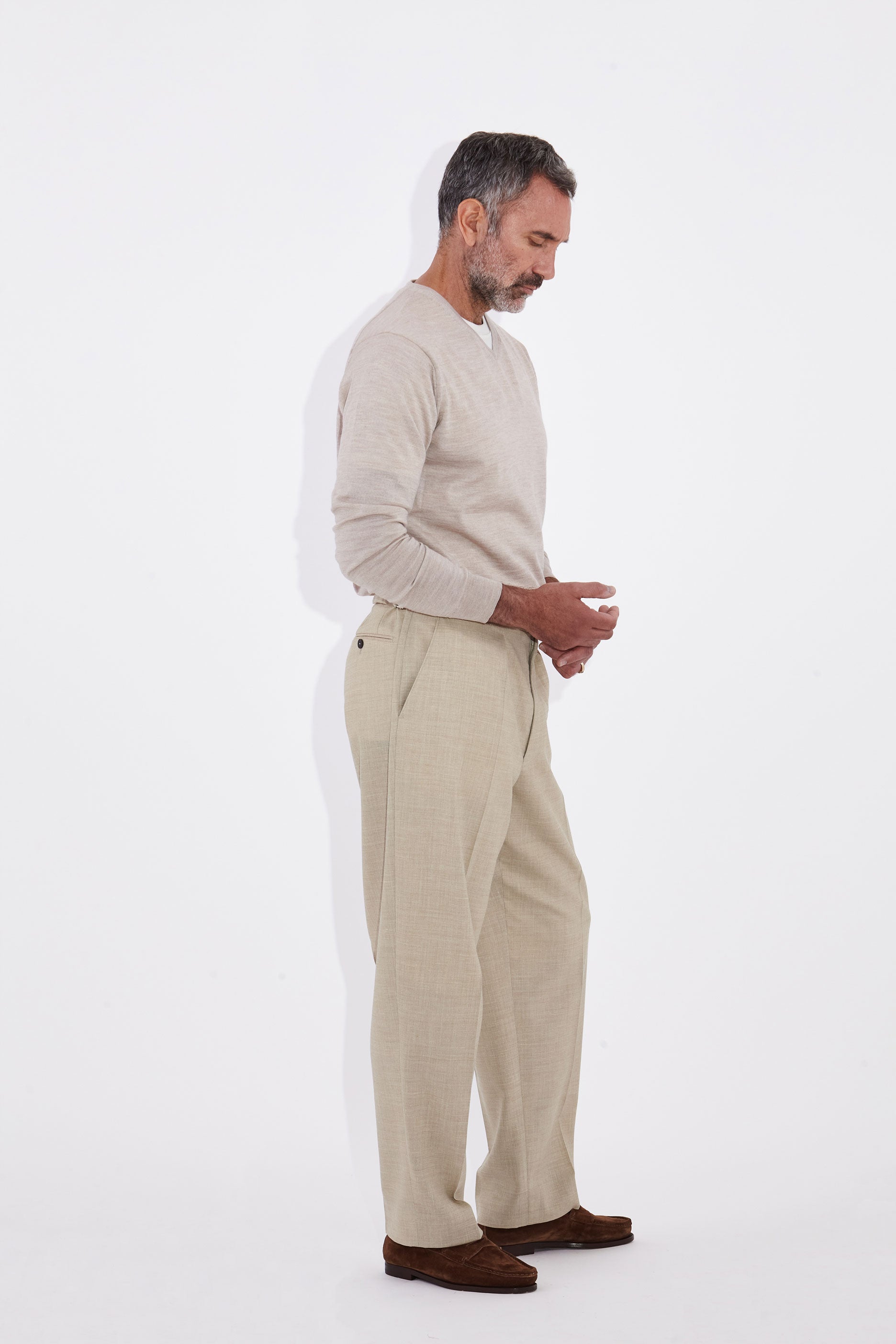 Model wear Casely-Hayford Jason V-neck jumper in beige wool. 