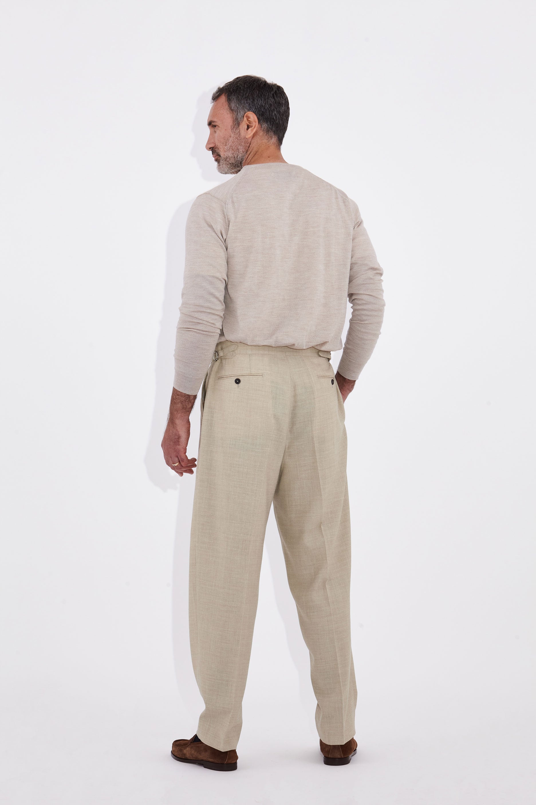 Model wear Casely-Hayford Jason V-neck jumper in beige wool. 