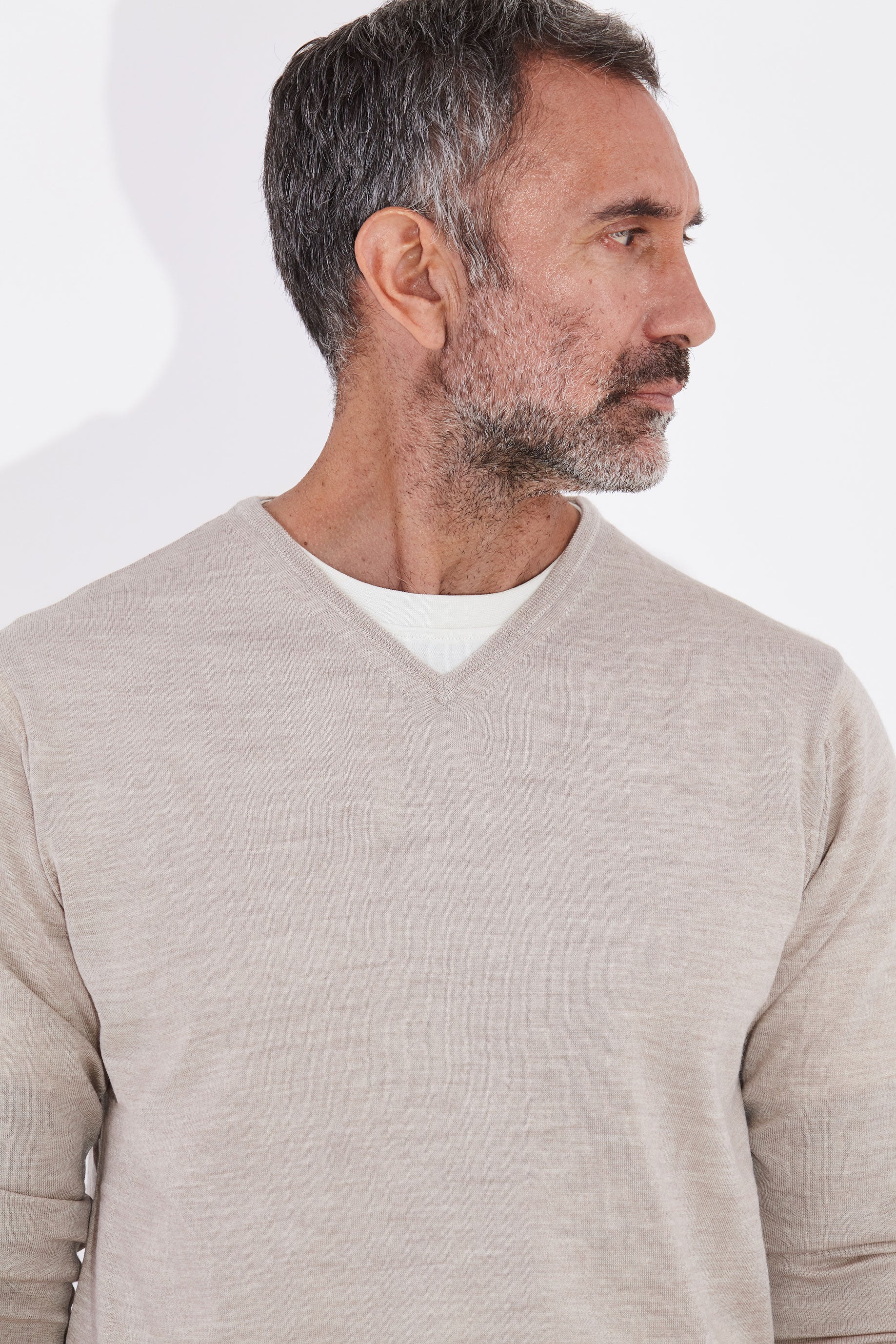 Model wear Casely-Hayford Jason V-neck jumper in beige wool. 