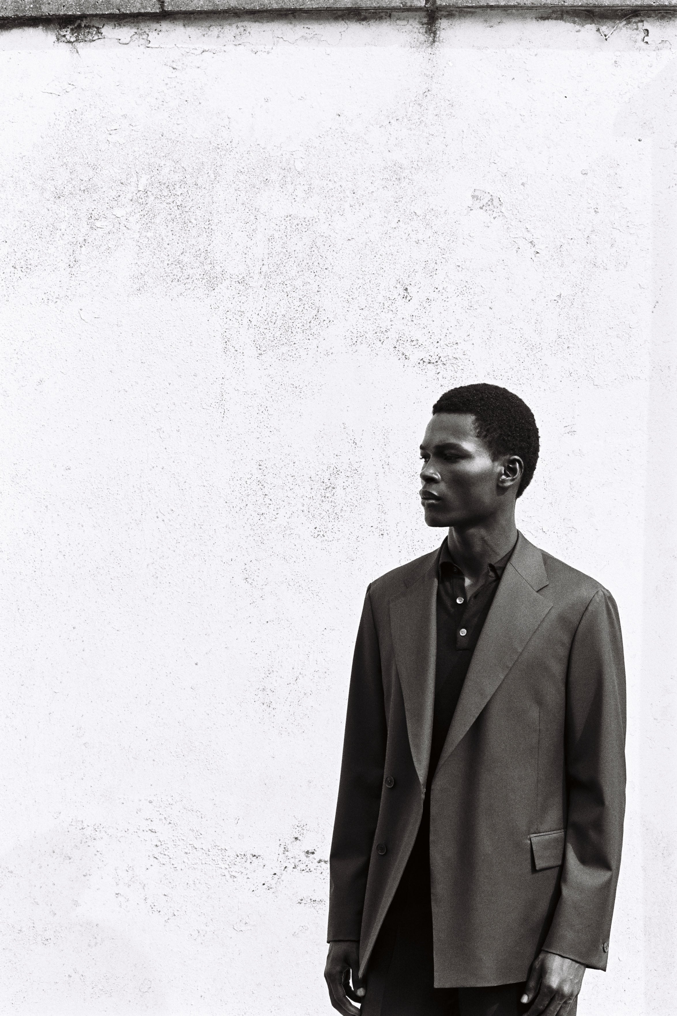 Model wear Casely-Hayford OFILI suit in brown with knit. 