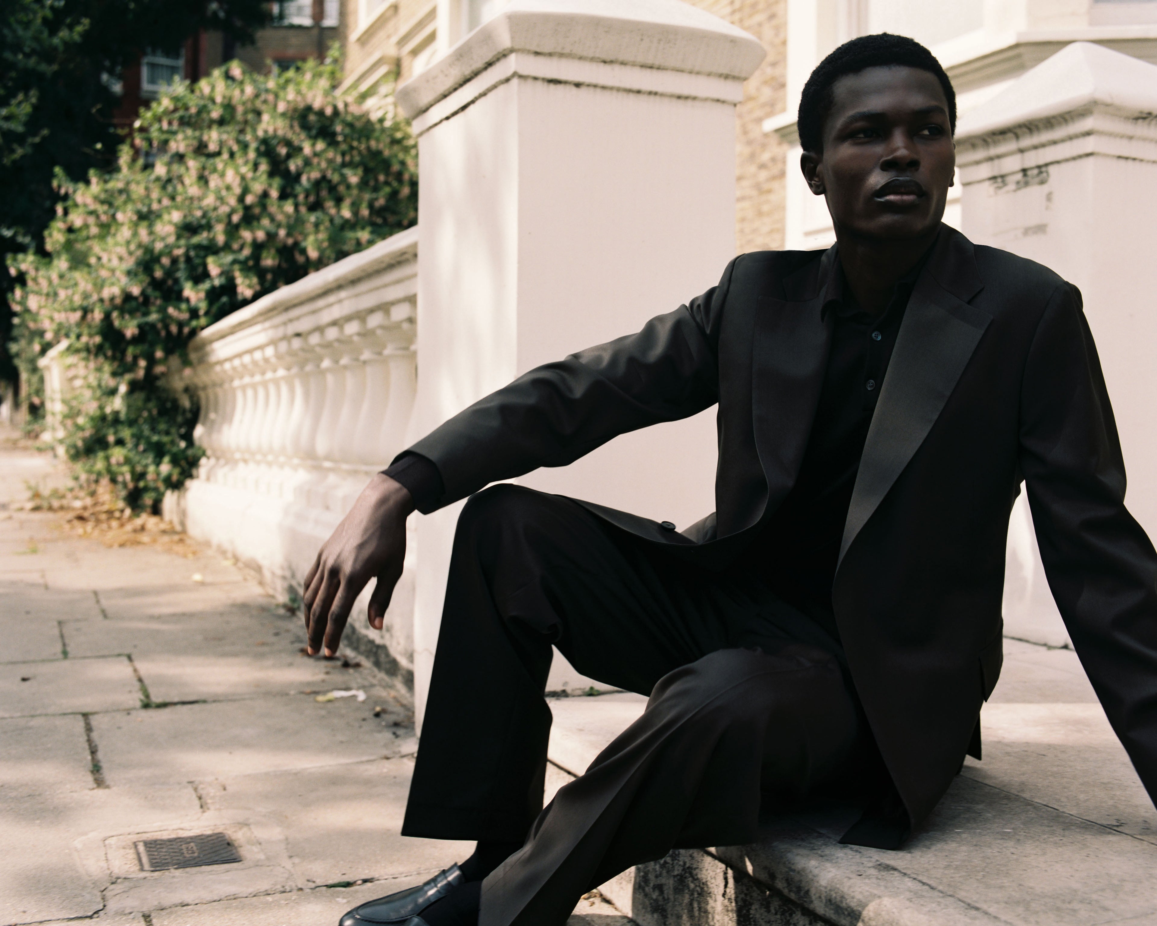 Model wear Casely-Hayford suit in brown. 
