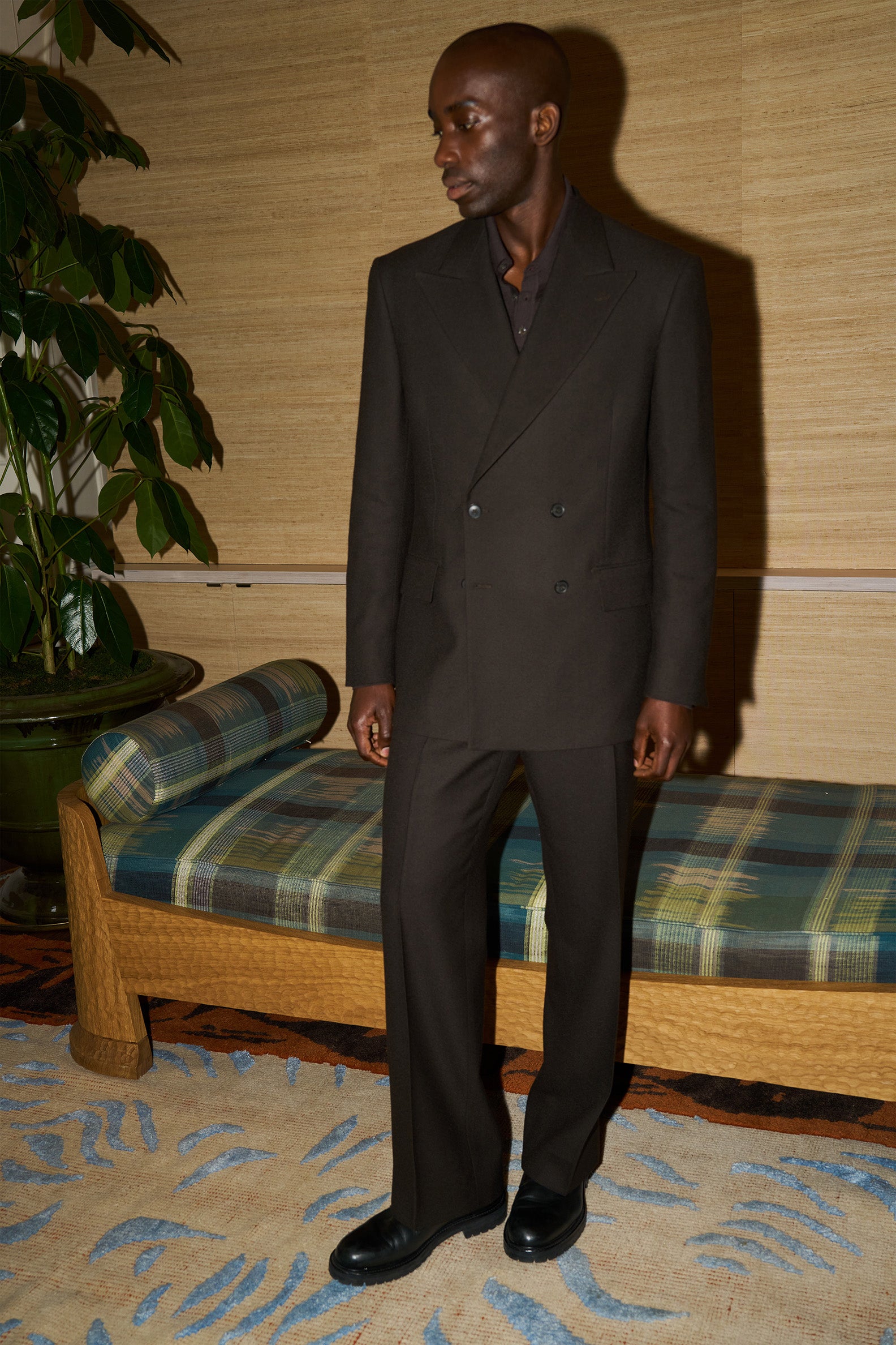Model wear Casely-Hayford relaxed fit Hector suit in brown. 
