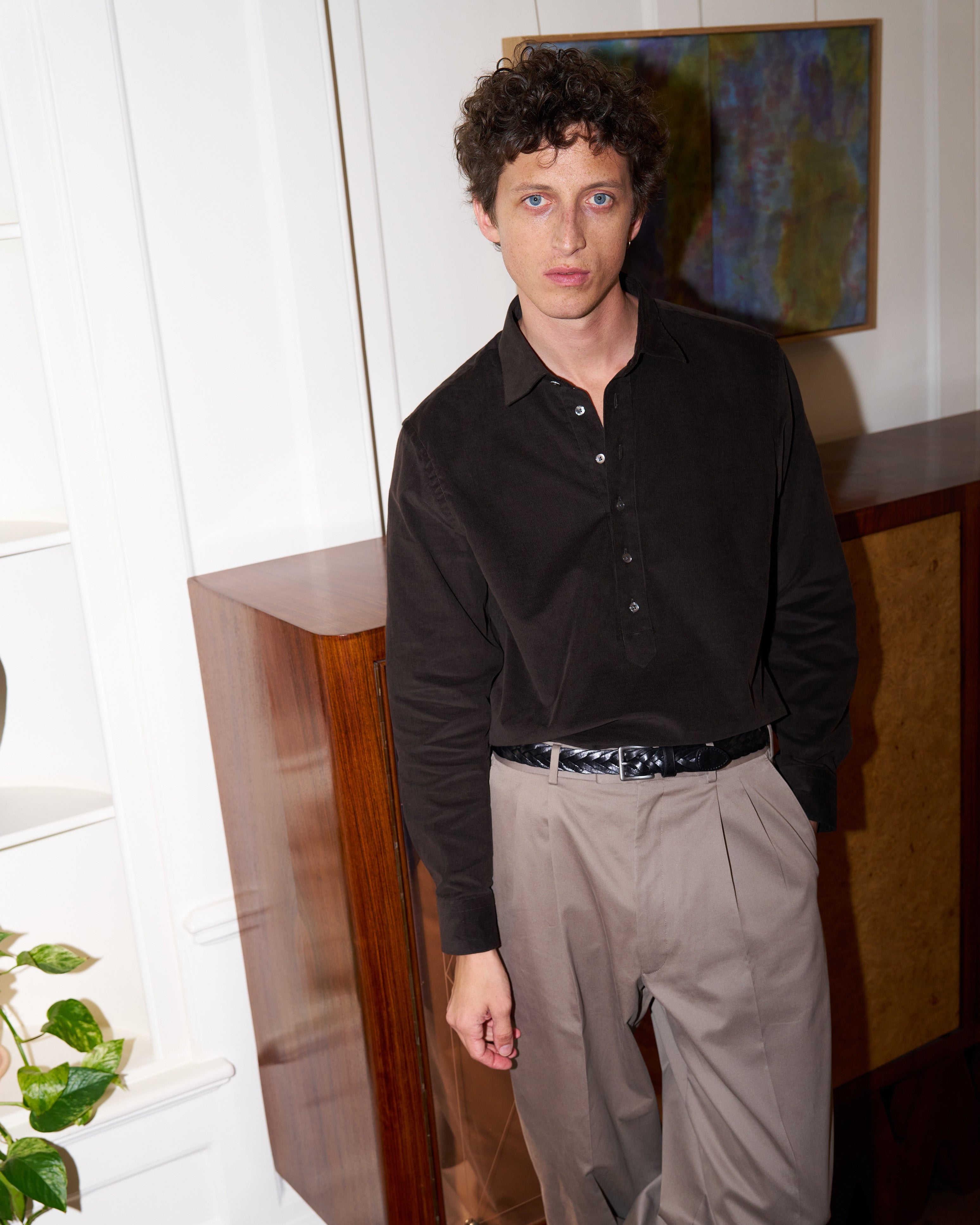 Model wear Casely-Hayford Joshua shirt in Brown paired with Ruben trouser. 